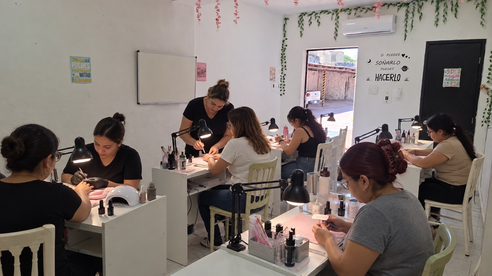 Práctica de aplicación y decoración de uñas